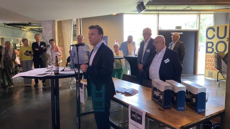 Voorstelling door Lieven Defour van de feestpralines, feestbier 'David 1875' en zoektocht